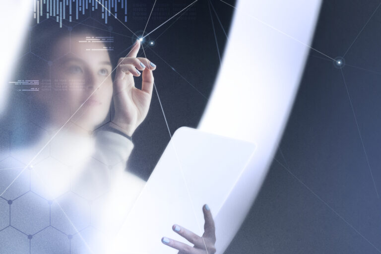 Profesional sosteniendo una tablet e interactuando con una pantalla virtual de nodos e inteligencia artificial para ilustrar la IA para optimización de procesos digitales.