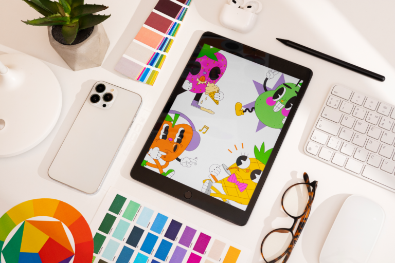 Tablet mostrando diseños gráficos vectoriales en un escritorio con paletas de color para representar el branding digital para empresas B2B.