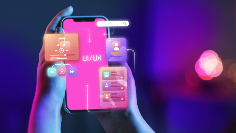Manos sosteniendo un smartphone que despliega componentes de interfaz UI/UX flotantes en tonos neón rosa y morado, ilustrando la consistencia gráfica en ecosistemas digitales.
